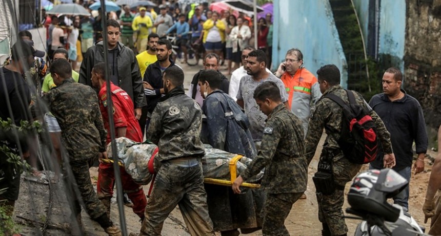  Lluvias, aludes e inundaciones dejan 44 muertos y 56 desaparecidos en Brasil 