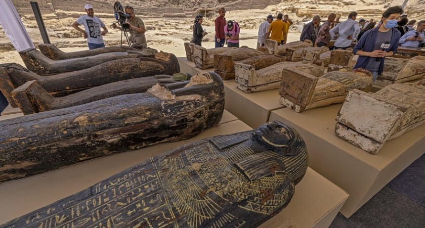  Descubren 250 sarc&oacute;fagos y 150 estatuas del siglo V antes de Cristo cerca de El Cairo 