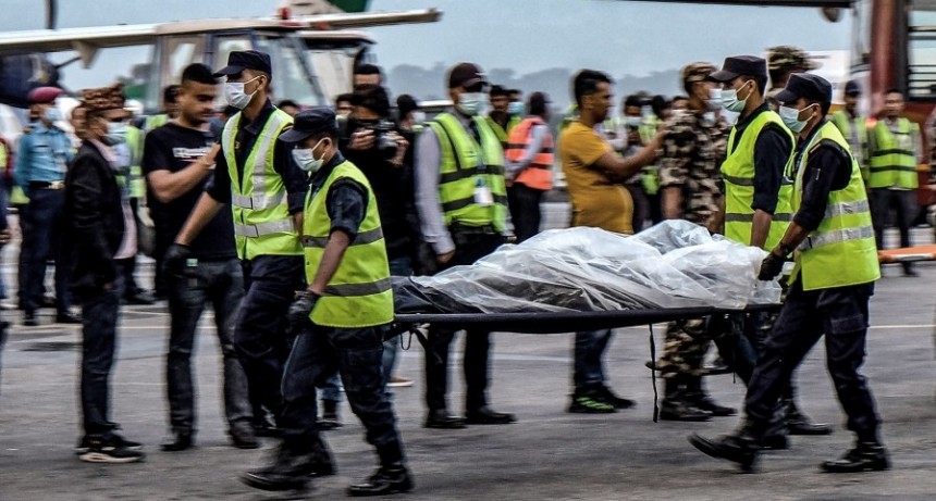  Escalaron kil&oacute;metros y durmieron en altura para rescatar a los cad&aacute;veres del avi&oacute;n estrellado 