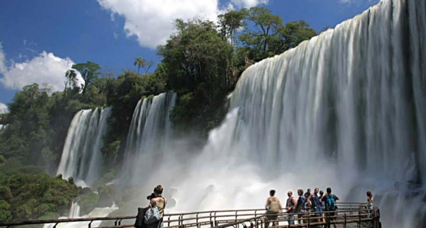  Casi un millón de turistas gastaron $ 29 mil millones durante el fin de semana largo 