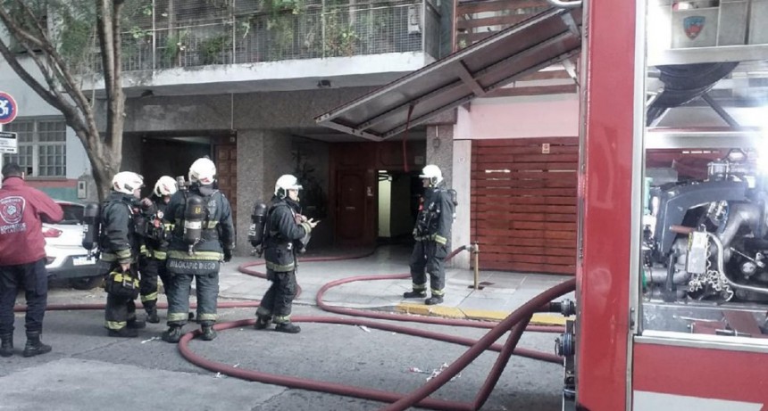  Incendio en Caballito: cuatro personas internadas por inhalación de humo 