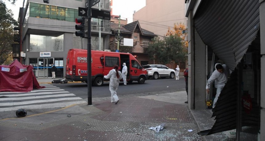  Choque en Boedo: un motociclista murió y un automovilista se incrustó en una farmacia 