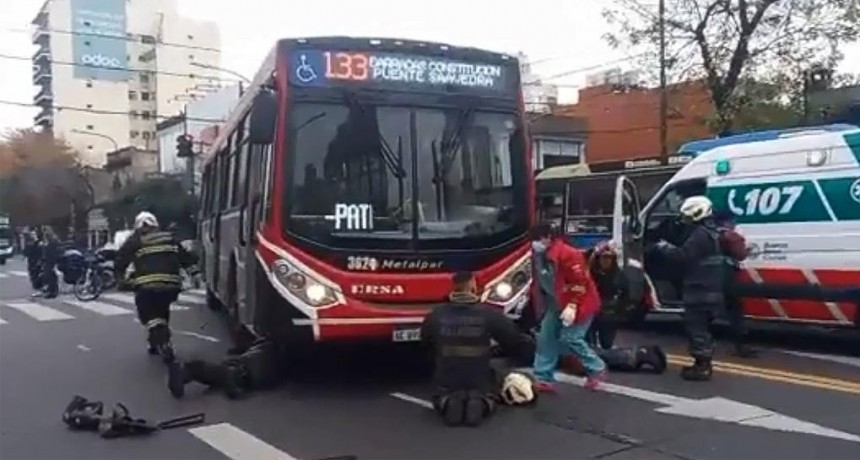  Flores: una mujer fue atropellada y quedó atrapada debajo de un colectivo 