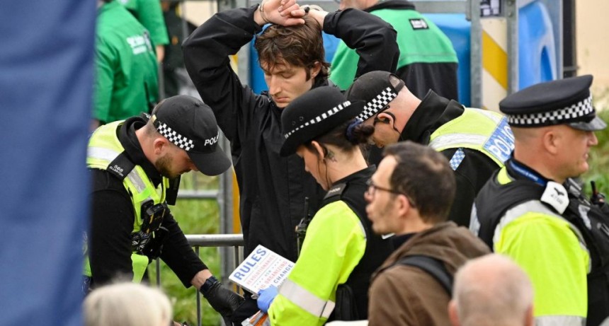  La policía británica arrestó a activistas antimonárquicos que protestaban contra la coronación 