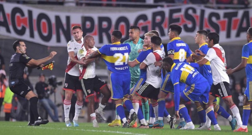  Así se inició la batalla campal entre River y Boca 