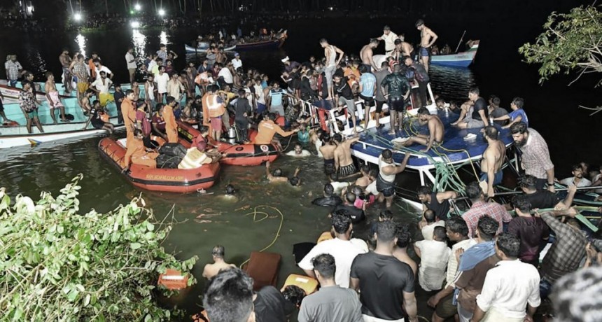  Volcó un barco turístico en la India: al menos 22 muertos y 6 heridos 