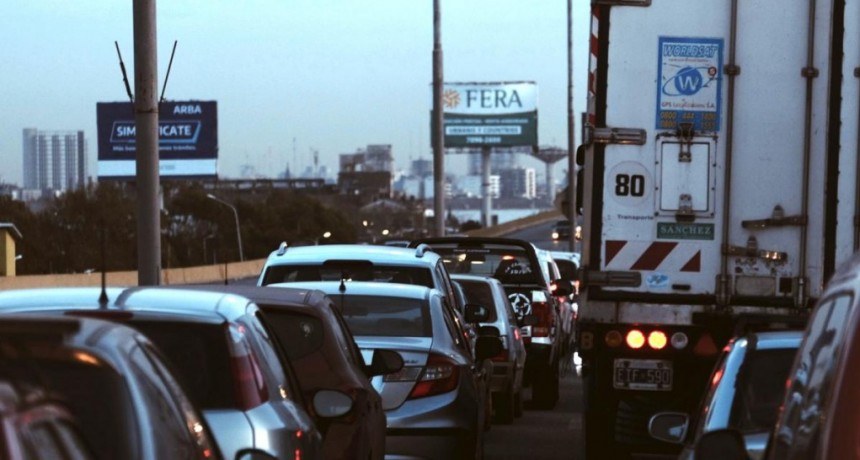 Tránsito colapsado en autopista Buenos Aires La Plata por protesta de dueños de micros 