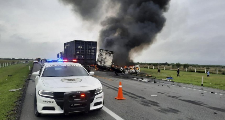  Al menos 26 muertos por el choque entre un camión y un minibus en México 