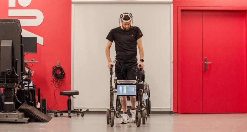  Un hombre parapléjico volvió a caminar gracias a dos implantes tecnológicos 