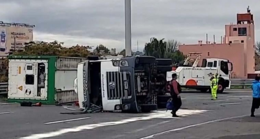  Volcó un camión en la autopista Panamericana y la General Paz 