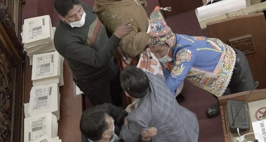  Legisladores bolivianos terminaron a las piñas en medio de una sesión en el Congreso 