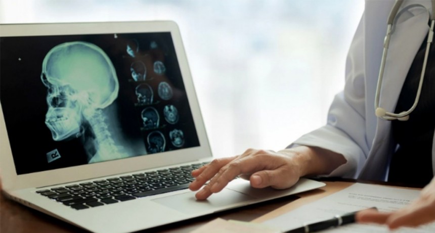  El uso excesivo de dispositivos electrónicos genera lesiones musculares y visuales 