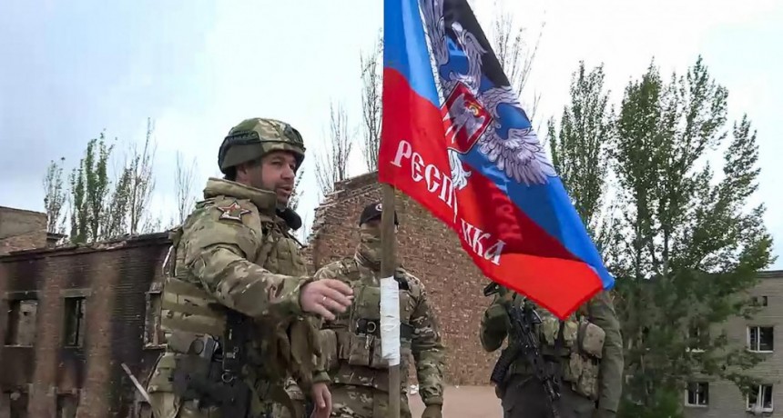  El grupo paramilitar Wagner comenzó a traspasar a Rusia la ciudad ucraniana de Bajmut 
