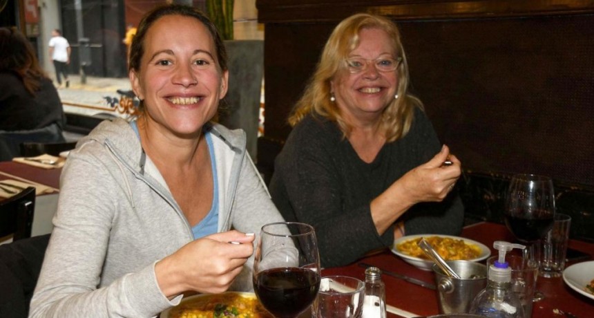 Locro, empanadas, guisos y postres típicos coparon las mesas de los locales gastronómicos 