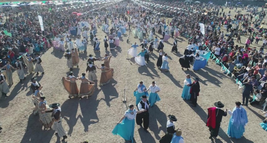  San Rafael celebró el Día de la Patria con 500 parejas bailando el Pericón Nacional 