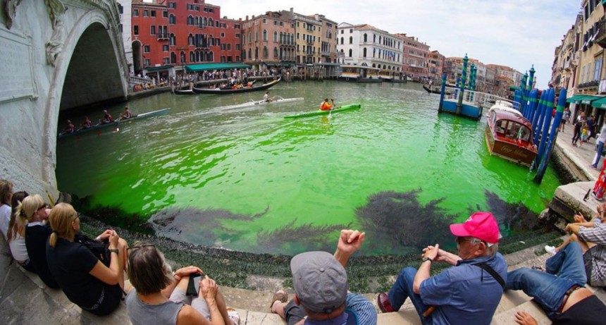  Las aguas del Gran Canal de Venecia aparecieron teñidas de verde fosforescente 