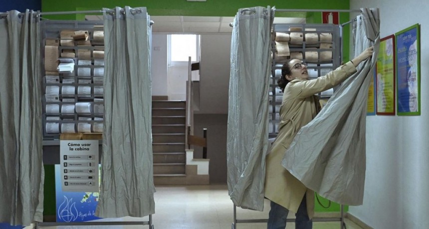  Los españoles votan en elecciones municipales y regionales, en un test para el gobierno 