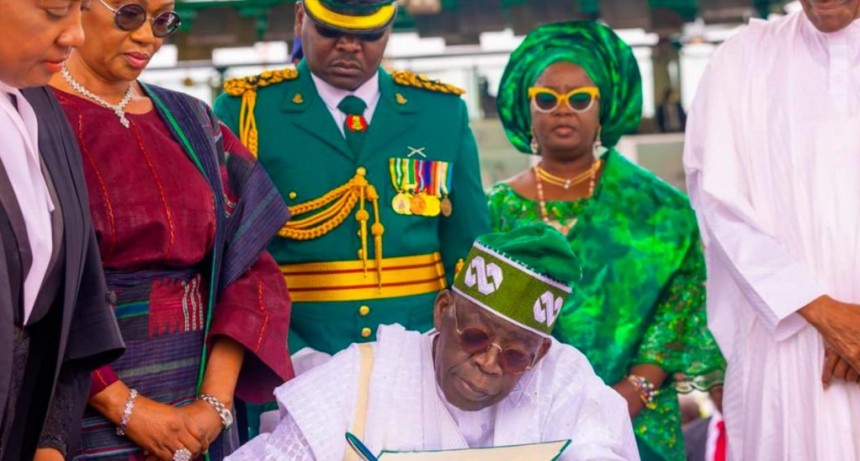  Asumió el nuevo presidente de Nigeria en plena crisis económica y de seguridad 