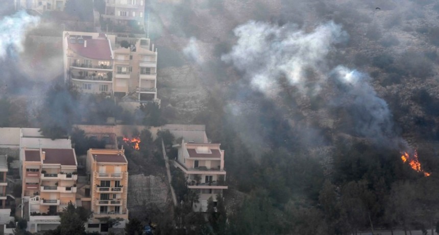  Evacuaron a residentes de un suburbio del sur de Atenas por incendio forestal 