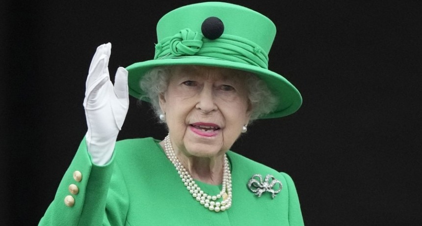  La reina Isabel reapareci&oacute; en el cierre de los festejos por sus 70 a&ntilde;os en el trono 