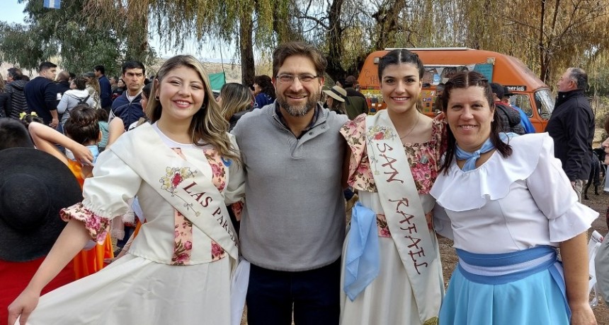  Cientos de parejas bailaron el Peric&oacute;n Nacional ante 30.000 personas 