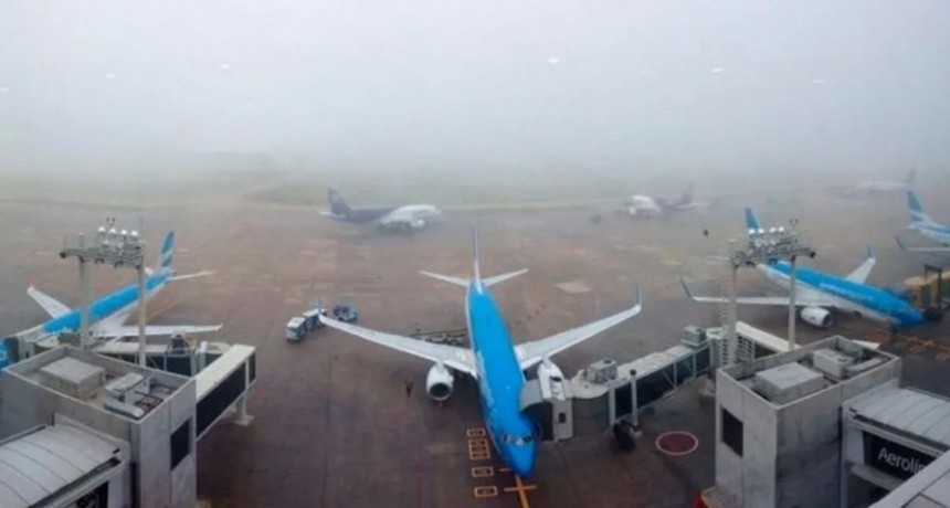  Una veintena de vuelos afectados por la niebla en Ezeiza y 40 en Aeroparque 