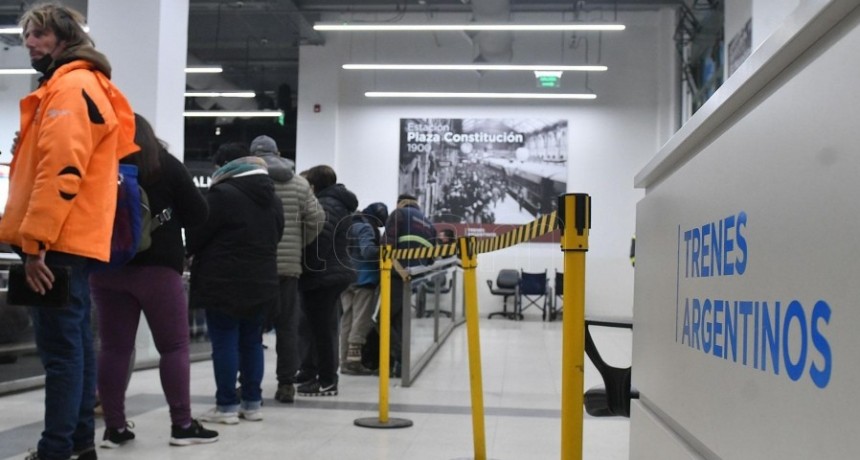  Con largas colas en boleter&iacute;as, se espera una "demanda masiva" de pasajes en tren 