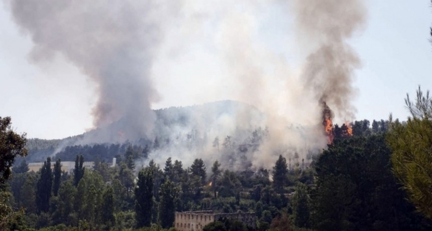  Combaten varios incendios forestales en Espa&ntilde;a en medio de una intensa ola de calor 