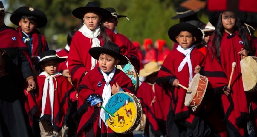  M&aacute;s de 7 mil gauchos desfilaron en honor a G&uuml;emes, a 201 a&ntilde;os de su muerte 