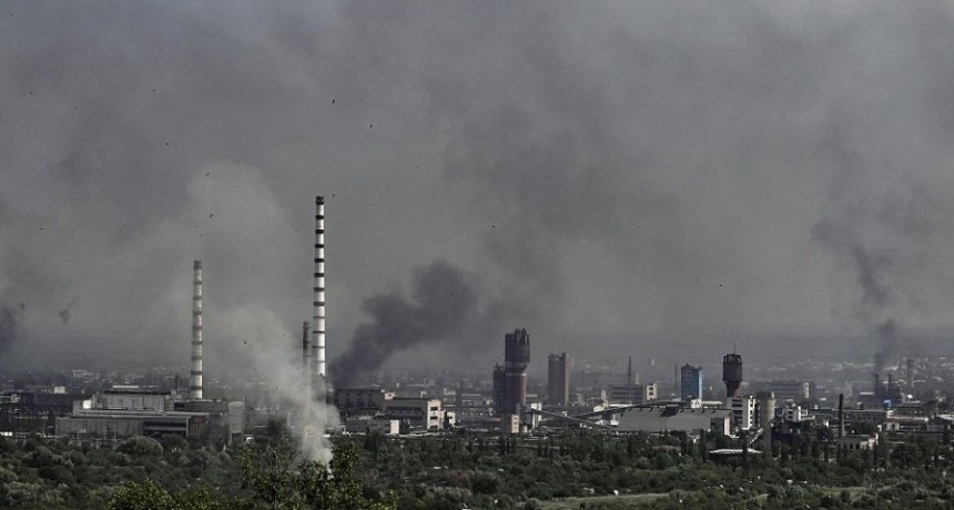  Ucrania exigi&oacute; un "alto el fuego total" para evacuar a civiles refugiados 