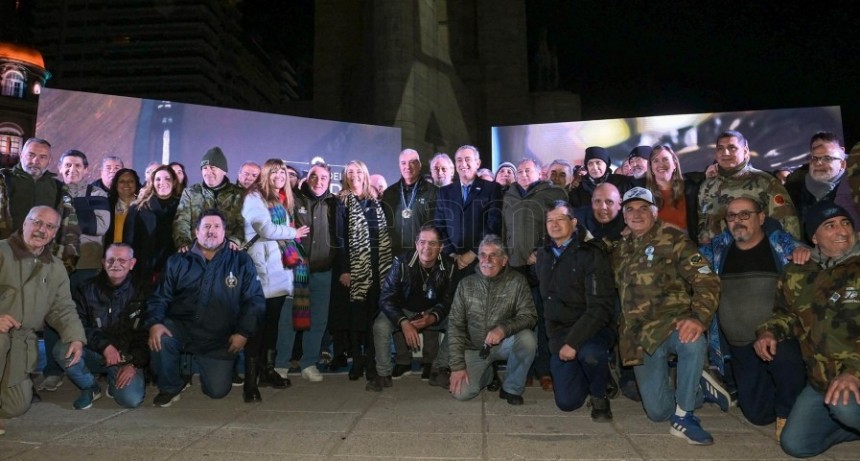  Distinguen a excombatientes de Malvinas en el Monumento Nacional a la Bandera 