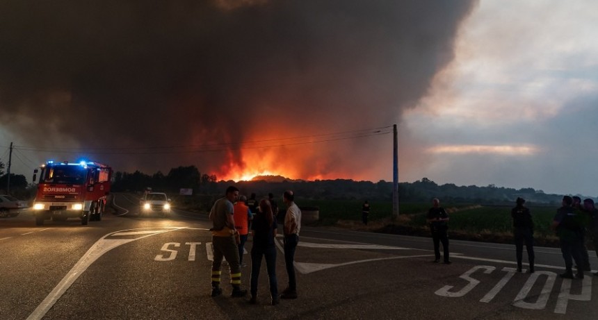 Los incendios ganan terreno en Espa&ntilde;a en el &uacute;ltimo d&iacute;a de la ola de calor 