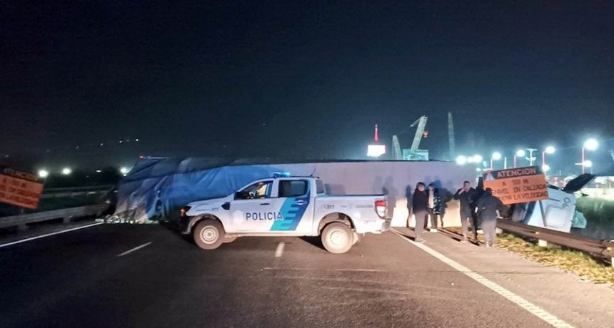  Un hombre muri&oacute; al despistar y volcar con su cami&oacute;n en la Panamericana 