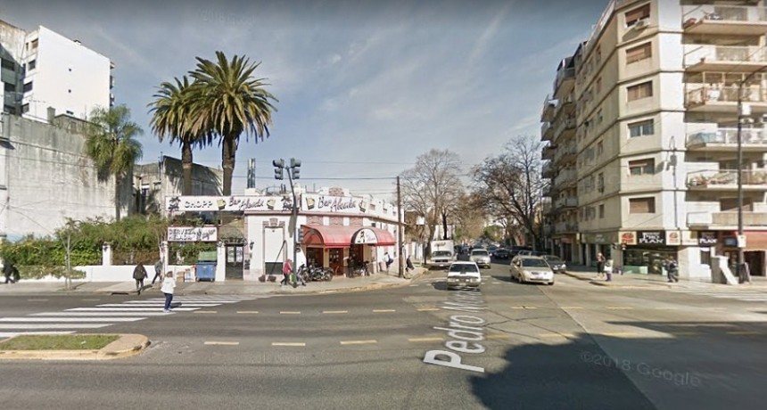  Choc&oacute; contra un poste, se resisti&oacute; y 5 polic&iacute;as tuvieron que detenerlo 