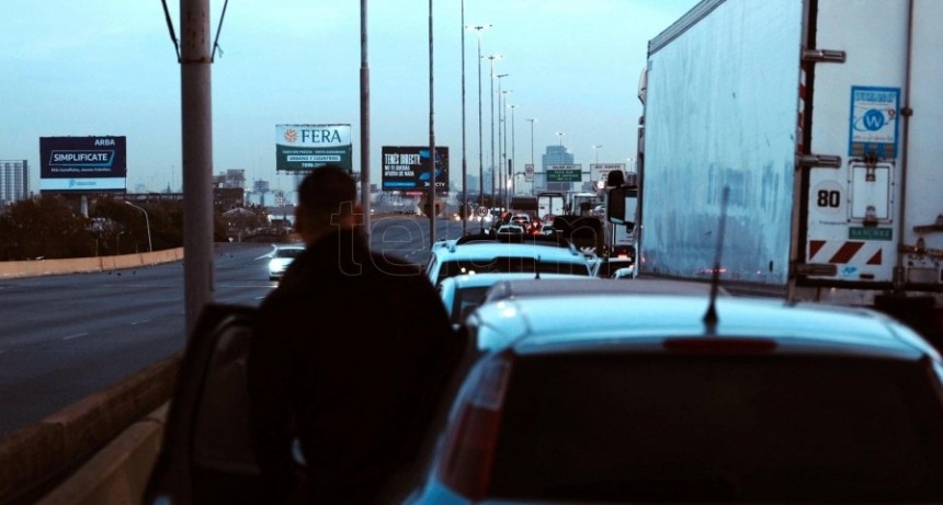  Autopista Buenos Aires-La Plata: par&eacute;ntesis en la protesta a la espera de una reuni&oacute;n 