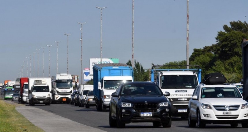  Tr&aacute;nsito intenso en los accesos y operativos por cortes de rutas 
