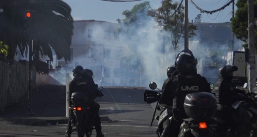  Ind&iacute;genas intentan irrumpir en el Congreso y los dispersan con gases lacrim&oacute;genos 