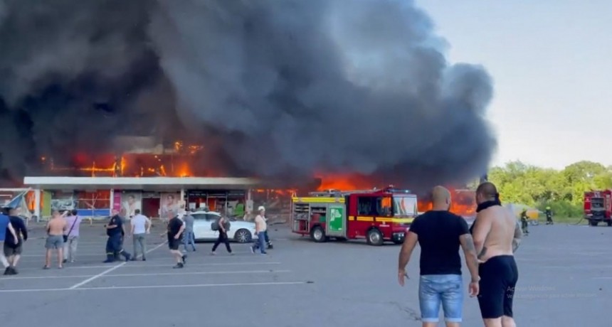  Zelenski denunci&oacute; que Rusia atac&oacute; un centro comercial lleno de gente en Kremenchuk 