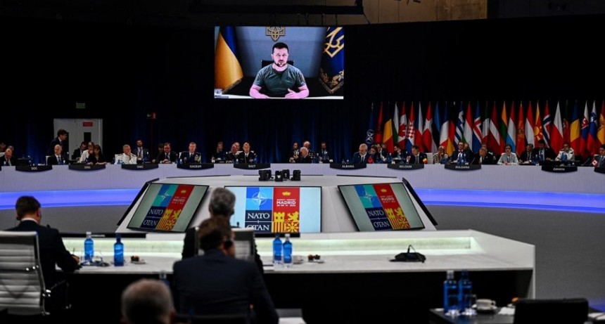  Zelenski reproch&oacute; a la OTAN su apoyo "insuficiente" ante Rusia y le pidi&oacute; m&aacute;s armas 