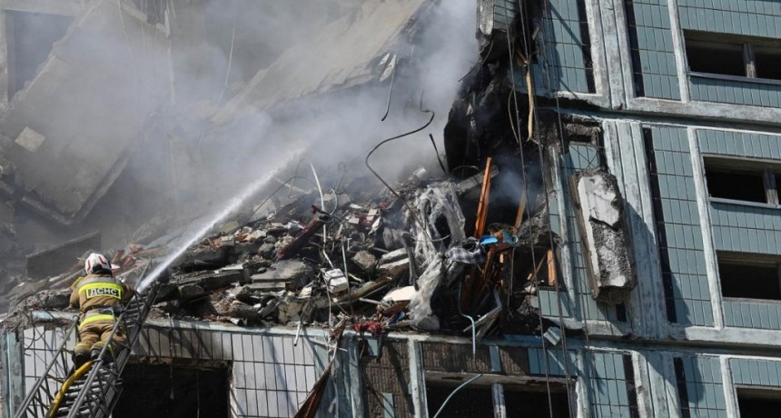  Murieron 10 personas en un bombardeo ruso a la ciudad natal de Zelenski 