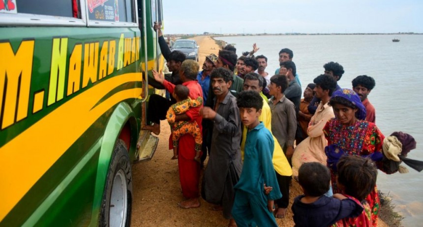  M&aacute;s de 100.000 evacuados en India y Pakist&aacute;n ante la llegada del cicl&oacute;n Biparjoy 