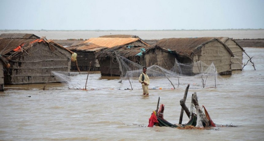  Vientos huracanados azotan la costa de India y Pakistán al acercarse el ciclón Biparjoy 