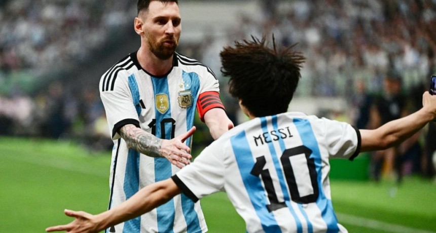  Todo por un abrazo: un hincha chino entró durante el partido para saludar a Messi 