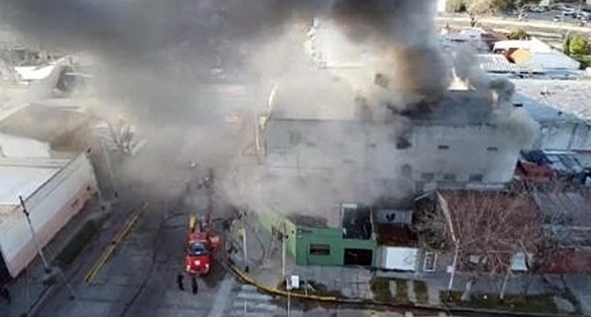  Incendio en un dep&oacute;sito de art&iacute;culos de limpieza de Villa Soldati 