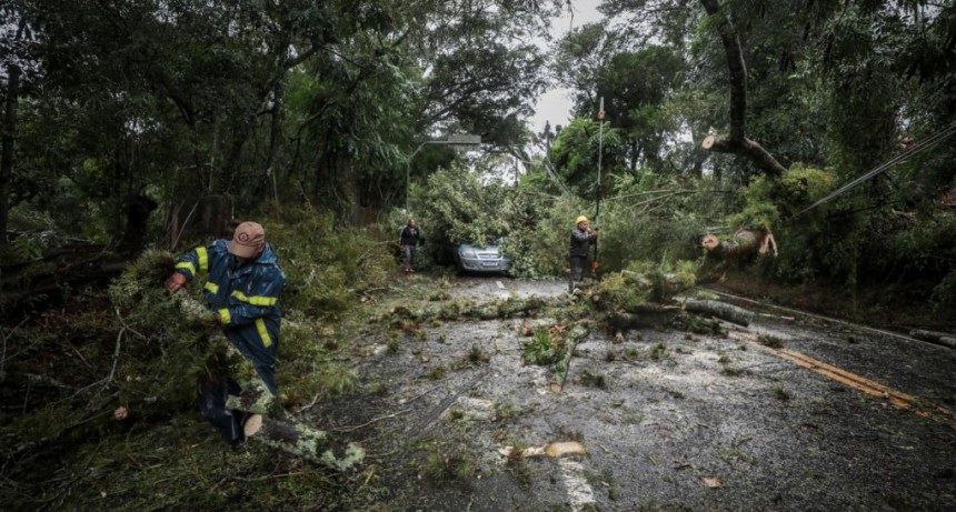  Ya son 13 los muertos en el sur de Brasil por el paso de un cicl&oacute;n 