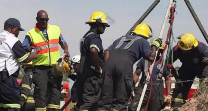  Tragedia en Sudáfrica: más de 30 personas murieron en una mina 