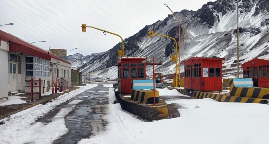  Unos 2.000 camiones varados por el cierre transitorio del Paso Cristo Redentor 