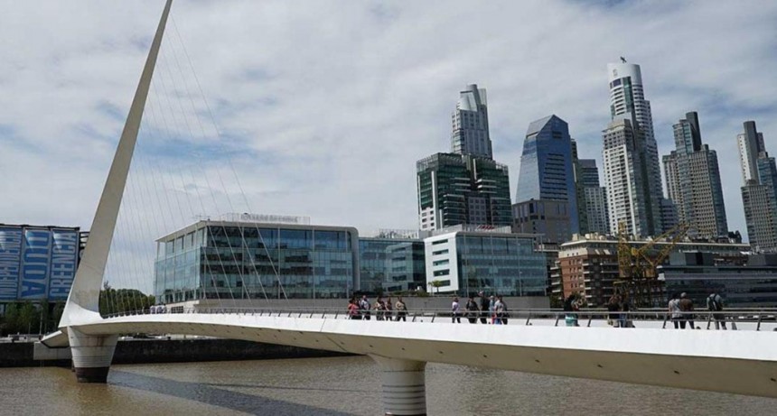  Una joven cay&oacute; del Puente de la Mujer y fue rescatado por la Prefectura 