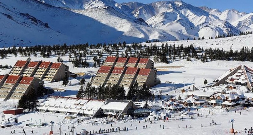  Rescataron a dos personas heridas tras una avalancha en una pista de esqu&iacute; 
