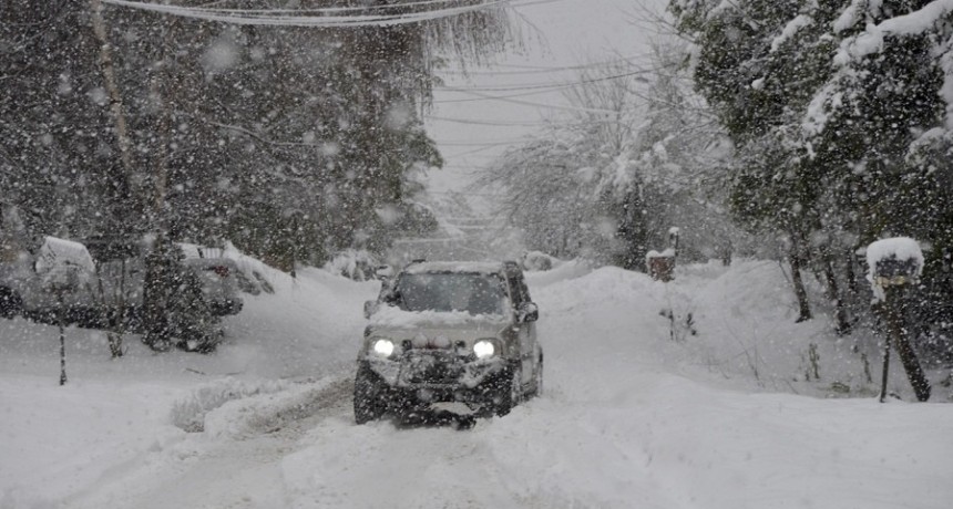  Bariloche: contin&uacute;an las intensas nevadas y suspenden las clases 